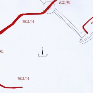 Obr. 224: Veveří – hrad 2021. Páteřní rozvody elektřiny. Výřez vektorového georeferencovaného plánu JZ části přízemí přihrádku (modrá barva) s vyznačením půdorysů přesně zaměřených výkopů (červená barva) v příkopu a předhradí (zhotovil P. Vitula).