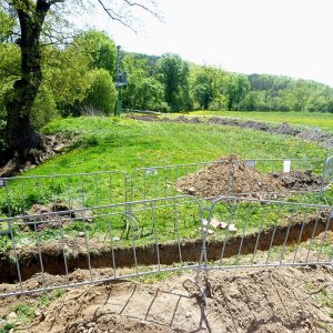 Obr. 226: Veveří – hrad 2021. Páteřní rozvody elektřiny. Průběh výkopu na předhradí zakončený transformátorem – pohled od Z (foto P. Vitula).