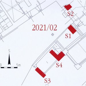 Obr. 229: Veveří – hrad 2021/02. Jižní brána a skleníky – zjišťovací sondáž č. 1. Výřez vektorového georeferencovaného plánu přízemí jižní brány a někdejších skleníků (modrá barva) s vyznačením půdorysů přesně zaměřených výkopů (červená barva) sond č. 1, 2, 3 a 4 (zhotovil P. Vitula).