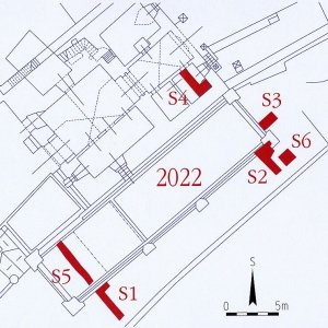 Obr. 236: Veveří – hrad 2022. Jižní brána a skleníky – zjišťovací sondáž č. 2. Výřez vektorového georeferencovaného plánu přízemí jižní brány a někdejších skleníků (modrá barva) s vyznačením půdorysů přesně zaměřených výkopů (červená barva) sond č. 1, 2, 3, 4, 5 a 6 (zhotovil P. Vitula).