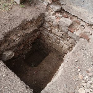 Obr. 240: Veveří – hrad 2022. Jižní brána a skleníky – zjišťovací sondáž č. 2. Situace v sondě č. 3  – výkopem bylo odkryto novověké kamenocihelné základové zdivo oranžerie a přisypaná šedohnědá dorovnávka terénu – pohled od SV (foto P. Vitula).
