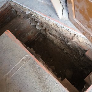 Obr. 241: Veveří – hrad 2022. Jižní brána a skleníky – zjišťovací sondáž č. 2. Situace v sondě č. 4  – výkopem byl odkryt relikt novověké pálené cihelné dlažby a robustní cihelný zaklenutý odpadní kanál ústící do otevřeného prostoru za branou – pohled od S (foto P. Vitula).

