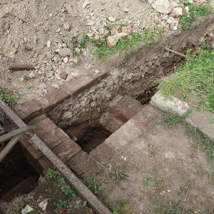 Obr. 242: Veveří – hrad 2022. Jižní brána a skleníky – zjišťovací sondáž č. 2. Situace v sondě č. 5  – výkopem byly odkryty relikty novověkých cihelných zídek, z nichž 2 podepíraly nejspíše podstavce pro květináče ze železné profilované pásoviny – pohled od V (foto P. Vitula).

