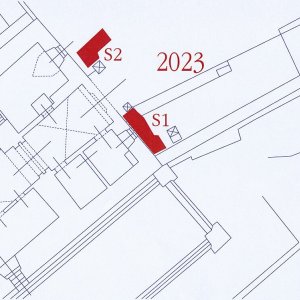 Obr. 244: Veveří – hrad 2023. Severovýchodní průčelí jižní brány – zjišťovací sondáž č. 3. Výřez vektorového georeferencovaného plánu přízemí jižní brány (modrá barva) s vyznačením půdorysů přesně zaměřených výkopů (červená barva) sond č. 1 a 2 (zhotovil P. Vitula).