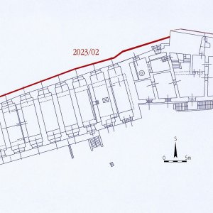 Obr. 249: Veveří – hrad 2023. Purkrabství a ovčín - hromosvod. Výřez vektorového georeferencovaného plánu přízemí purkrabství a ovčína (modrá barva) s vyznačením půdorysu přesně zaměřeného výkopu (červená barva) pro usazení hromosvodu (zhotovil P. Vitula).