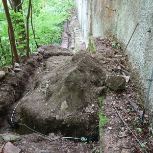 Obr. 250: Veveří – hrad 2023. Purkrabství a ovčín - hromosvod. Západní část výkopu (foto P. Vitula).