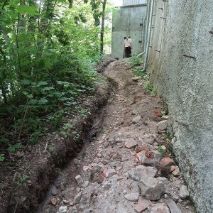 Obr. 252: Veveří – hrad 2023. Purkrabství a ovčín - hromosvod. Střední a východní část výkopu (foto P. Vitula).