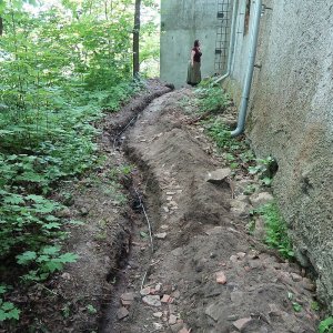 Obr. 253: Veveří – hrad 2023. Purkrabství a ovčín - hromosvod. Východní část výkopu (foto P. Vitula).