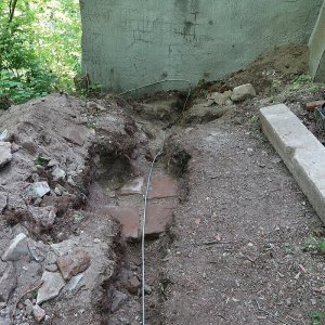 Obr. 254: Veveří – hrad 2023. Purkrabství a ovčín - hromosvod. Východní část výkopu s reliktem cihelné dlažby při vstupu do purkrabství (foto P. Vitula).
