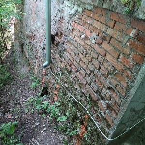 Obr. 255: Veveří – hrad 2023. Purkrabství a ovčín - hromosvod. Ve východní části pod terasou purkrabství je hromosvod veden po zdi (foto P. Vitula).