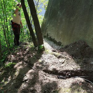 Obr. 256: Veveří – hrad 2023. Purkrabství a ovčín - hromosvod. Východní konec hromosvodu za terasní zdí je opět zapuštěn do země (foto P. Vitula).