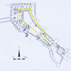 Obr. 257: Veveří – hrad 2023. Stavebně historický vývoj. Vektorový georeferencovaný plán přízemí staré části hradu (modrá barva) s vyznačením jeho pravděpodobného rozsahu (žlutá barva) v polovině 13. stol. (zhotovil P. Vitula).