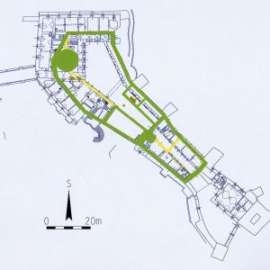 Obr. 258: Veveří – hrad 2023. Stavebně historický vývoj. Vektorový georeferencovaný plán přízemí staré části hradu (modrá barva) s vyznačením pravděpodobného rozsahu (žlutá a zelená barva) na konci 13. stol. (zhotovil P. Vitula).