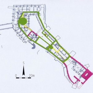 Obr. 259: Veveří – hrad 2023. Stavebně historický vývoj. Vektorový georeferencovaný plán přízemí staré části hradu (modrá barva) s vyznačením jeho pravděpodobného rozsahu (žlutá, zelená a fialová barva) v polovině 14. stol. (zhotovil P. Vitula).