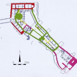 Obr. 260: Veveří – hrad 2023. Stavebně historický vývoj. Vektorový georeferencovaný plán přízemí staré části hradu (modrá barva) s vyznačením jeho pravděpodobného rozsahu (žlutá, zelená, fialová a červená barva) na konci 14. stol. (zhotovil P. Vitula).
