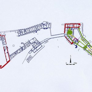 Obr. 261: Veveří – hrad 2023. Stavebně historický vývoj. Vektorový georeferencovaný plán přízemí hradu včetně přihrádku (modrá barva) s vyznačením jeho pravděpodobného rozsahu (žlutá, zelená, fialová a červená barva) na konci 14. stol. (zhotovil P. Vitula).
