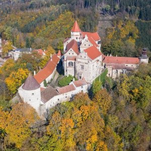 Obr. 3: Pernštejn – hrad 2018. Letecký snímek T. Tučka – celkový pohled od J (zdroj mapy.cz).
