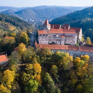 Obr. 4: Pernštejn – hrad 2018. Letecký snímek T. Tučka – celkový pohled  od Z (zdroj mapy.cz).
