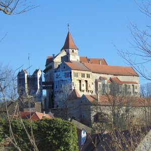Obr. 6: Pernštejn – hrad 2024. Letecký snímek p. Mikpikny – celkový pohled od JZ (zdroj mapy.cz).