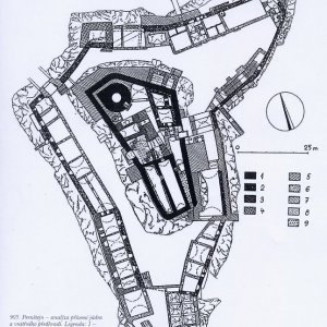 Obr. 35: Pernštejn – hrad 2001. Analýza stavebně historického vývoje přízemí hradního jádra a vnitřního předhradí (podle M. Plačka).