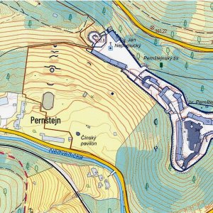 Obr. 43: Pernštejn – hrad 2023. Vektorový georeferencovaný plán celkové situace přízemí hradního areálu (modrá barva) zhotovený podle transformovaného geodetického zaměření ze 60. let minulého stol. na podkladu Základní mapy 1:10 000 (zdroj Geoportál ČÚZK – zhotovil P. Vitula). 