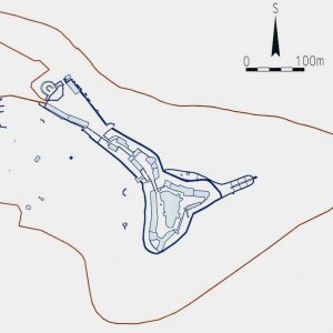 Obr. 45: Pernštejn – hrad 2023. Vektorový georeferencovaný plán celkové situace přízemí hradního areálu (modrá barva) zhotovený podle transformovaného geodetického zaměření ze 60. let minulého stol. (zhotovil P. Vitula).