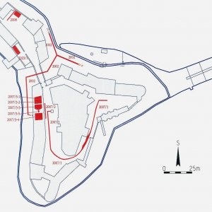 Obr. 47: Pernštejn – hrad 2023. Výřez vektorového georeferencovaného plánu přízemí části předhradí a hradního jádra (modrá barva) s červeným vyznačením archeologicky zkoumaných výkopů a ploch v letech 2002, 2007, 2008 a 2023 (zhotovil P. Vitula).