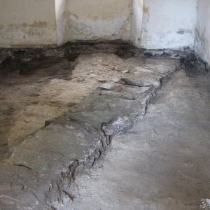 Obr. 76: Pernštejn – hrad 2007/3-1. Sýpka - rekonstrukce. V místnosti č. 1 byl při rekonstrukci podlah odkryt raně novověký kamenný odpadní kanál – pohled od Z (foto P. Vitula).