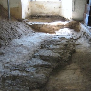 Obr. 77: Pernštejn – hrad 2007/3-1. Sýpka - rekonstrukce. V místnosti č. 1 byl při rekonstrukci podlah odkryt raně novověký kamenný odpadní kanál – pohled od V (foto P. Vitula).