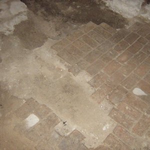 Obr. 79: Pernštejn – hrad 2007/3-3. Sýpka - rekonstrukce. V místnosti č. 3 byly při rekonstrukci podlah odkryty relikty novověké cihelné dlažby – pohled od Z (foto P. Vitula).