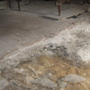 Obr. 83: Pernštejn – hrad 2007/3-4. Sýpka - rekonstrukce. V místnosti č. 4 byly při rekonstrukci podlah odkryty relikty novověké cihelné dlažby – pohled od SZ (foto P. Vitula).