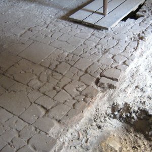 Obr. 84: Pernštejn – hrad 2007/3-4. Sýpka - rekonstrukce. V místnosti č. 4 byly při rekonstrukci podlah odkryty relikty novověké cihelné dlažby – pohled od SZ (foto P. Vitula).