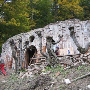 Obr. 98: Pernštejn – hrad 2007/4. Turecké lázně – rekonstrukce. V důsledku havarijního stavu objektu byla provedena oprava jeho průčelí, vnější izolace klenby a odtěžení násypů uvnitř – pohled od JV (foto P. Vitula).
