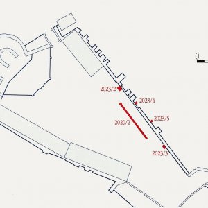 Obr. 120: Pernštejn – hrad 2023. Výřez vektorového georeferencovaného plánu severozápadní části hradního areálu (modrá barva) s červeným vyznačením  archeologicky zkoumaných výkopů a ploch v letech 2020 a 2023 (zhotovil P. Vitula).
