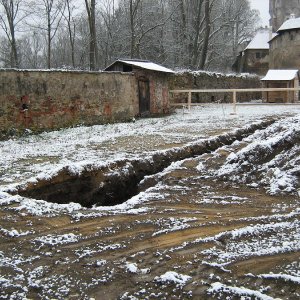 Obr. 123: Pernštejn – hrad 2020/2.  Hradba na 1. nádvoří – statické zajištění. Výkop pro umístění betonového kvádru – celkový pohled od Z (foto P. Vitula).