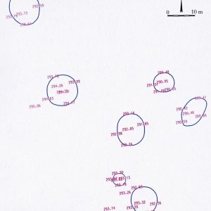 Ždánický les 2018. 224 - Dambořice 6 (okr. Hodonín) - trať Vysoký - mohylové pohřebiště - dosud blíže nedatováno. Přesné  zaměření jednotlivých mohyl pomocí totální geodetické stanice (modrá barva - obvody mohyl a druhotné zásahy do jejich násypů, fialová barva - absolutní nadmořské výšky zaměřených bodů). Jeden z mála mohylníků bez druhotných zásahů.