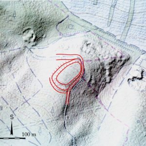 Ždánický les 2018.124 - Ždánice 3 (okr. Hodonín) - trať Skalka - hradiště - dosud blíže nedatováno. Schematické zaměření terénních reliktů hradiště (červená barva) pomocí GPS na mapovém podkladu Analýzy výškopisu 5G stínovaného reliéfu (Zeměměřický úřad na Geoportálu ČÚZK). Značnou část někdejšího opevnění ve východních a severovýchodních partiích porušuje v délce zhruba 100 m lesní cesta.