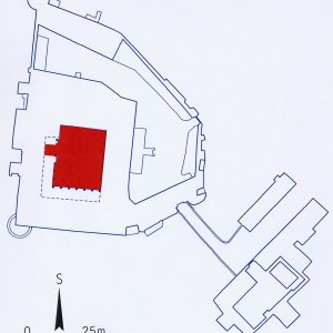 Náměšť nad Oslavou 2007. Plán půdorysu budov zámeckého areálu s vyznačením archeologicky zkoumané plochy na nádvoří a pod přilehlými arkádami (červená plocha).