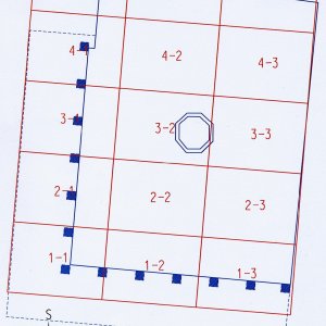 Náměšť nad Oslavou 2007. Plán půdorysu nádvoří zámku s vyznačením archeologicky zkoumané plochy rozdělené do sektorů o velikosti 8 x 6 m (červená barva – sektory 1-1 až 1-3, 2-1 až 2-3, 3-1 až 3-3, 4-1 až 4-3, 5-1 až 5-3).