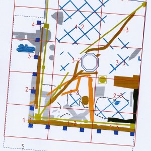 Náměšť nad Oslavou 2007. Celkový schematický plán odkrytých archeologických situací s různě starými vrstvami a relikty zdí, podlah a kanálů (šedá barva - kamenné relikty, hnědá barva - kamenocihelné relikty, oranžová barva - cihelné relikty, světlemodrá barva - relikty podlah, žlutozelená barva - kamenina, černá barva - terénní hrany, tmavozelená barva - současné výkopy, světlezelená barva - pořadová čísla geodeticky zaměřených bodů, fialová barva - absolutní nadmořské výšky geodeticky zaměřených bodů).