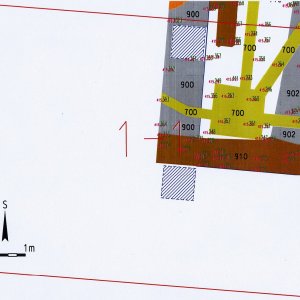 Náměšť nad Oslavou 2007. Sektor 1-1 – schematický plán odkrytých archeologických situací s kontexty č. 117, 700, 900, 902, 903, 909, 910 (šedá barva - kamenné relikty, hnědá barva - kamenocihelné relikty, oranžová barva - cihelné relikty, světlemodrá barva - relikty podlah, žlutozelená barva - kamenina, černá barva - terénní hrany, tmavozelená barva - současné výkopy, světlezelená barva - pořadová čísla geodeticky zaměřených bodů, fialová barva - absolutní nadmořské výšky geodeticky zaměřených bodů).
	
