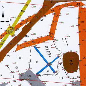 Náměšť nad Oslavou 2007. Sektor 2-2 – schematický plán odkrytých archeologických situací s kontexty č. 50, 51, 100, 101, 102, 103, 106, 108, 109, 110, 111, 112, 113, 114, 115, 116, 117, 119, 700, 901, 902, 904, 906, 907, 911, 913, 914, 915, 919 (šedá barva - kamenné relikty, hnědá barva - kamenocihelné relikty, oranžová barva - cihelné relikty, světlemodrá barva - relikty podlah, žlutozelená barva - kamenina, černá barva - terénní hrany, tmavozelená barva - současné výkopy, světlezelená barva - pořadová čísla geodeticky zaměřených bodů, fialová barva - absolutní nadmořské výšky geodeticky zaměřených bodů).