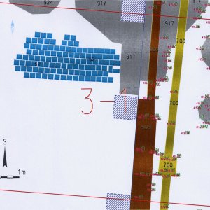 Náměšť nad Oslavou 2007. Sektor 3-1 – schematický plán odkrytých archeologických situací s kontexty č. 52, 700, 909, 917, 924, 929 (šedá barva - kamenné relikty, hnědá barva - kamenocihelné relikty, oranžová barva - cihelné relikty, světlemodrá barva - relikty podlah, žlutozelená barva - kamenina, černá barva - terénní hrany, tmavozelená barva - současné výkopy, světlezelená barva - pořadová čísla geodeticky zaměřených bodů, fialová barva - absolutní nadmořské výšky geodeticky zaměřených bodů).