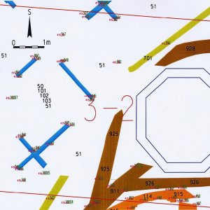 Náměšť nad Oslavou 2007. Sektor 3-2 – schematický plán odkrytých archeologických situací s kontexty č. 50, 51, 101, 102, 103, 114, 700, 701, 911, 915, 916, 925, 926, 927, 928, 929 (šedá barva - kamenné relikty, hnědá barva - kamenocihelné relikty, oranžová barva - cihelné relikty, světlemodrá barva - relikty podlah, žlutozelená barva - kamenina, černá barva - terénní hrany, tmavozelená barva - současné výkopy, světlezelená barva - pořadová čísla geodeticky zaměřených bodů, fialová barva - absolutní nadmořské výšky geodeticky zaměřených bodů).