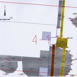 Náměšť nad Oslavou 2007. Sektor 4-1 – schematický plán odkrytých archeologických situací s kontexty č. 50, 51, 101, 102, 103, 700, 701, 917, 918, 923, 924 (šedá barva - kamenné relikty, hnědá barva - kamenocihelné relikty, oranžová barva - cihelné relikty, světlemodrá barva - relikty podlah, žlutozelená barva - kamenina, černá barva - terénní hrany, tmavozelená barva - současné výkopy, světlezelená barva - pořadová čísla geodeticky zaměřených bodů, fialová barva - absolutní nadmořské výšky geodeticky zaměřených bodů).