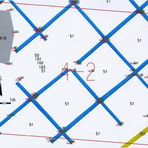 Náměšť nad Oslavou 2007. Sektor 4-2 – schematický plán odkrytých archeologických situací s kontexty č. 50, 51, 701, 101, 102, 103, 701, 918 (šedá barva - kamenné relikty, hnědá barva - kamenocihelné relikty, oranžová barva - cihelné relikty, světlemodrá barva - relikty podlah, žlutozelená barva - kamenina, černá barva - terénní hrany, tmavozelená barva - současné výkopy, světlezelená barva - pořadová čísla geodeticky zaměřených bodů, fialová barva - absolutní nadmořské výšky geodeticky zaměřených bodů). Na celé ploše sektoru byly jasně čitelné relikty původní cihelné renesanční dlažby - kontext č. 51.