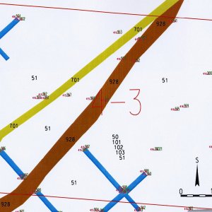 Náměšť nad Oslavou 2007. Sektor 4-3 – schematický plán odkrytých archeologických situací s kontexty č. 50, 51, 701, 101, 102, 103, 701, 928 (šedá barva - kamenné relikty, hnědá barva - kamenocihelné relikty, oranžová barva - cihelné relikty, světlemodrá barva - relikty podlah, žlutozelená barva - kamenina, černá barva - terénní hrany, tmavozelená barva - současné výkopy, světlezelená barva - pořadová čísla geodeticky zaměřených bodů, fialová barva - absolutní nadmořské výšky geodeticky zaměřených bodů).