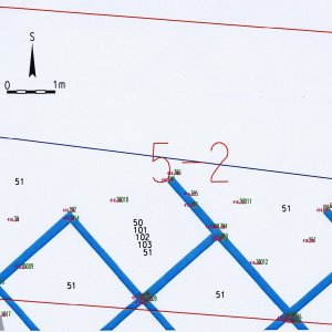 Náměšť nad Oslavou 2007. Sektor 5-2 – schematický plán odkrytých archeologických situací s kontexty č. 50, 51, 701, 101, 102, 103 (šedá barva - kamenné relikty, hnědá barva - kamenocihelné relikty, oranžová barva - cihelné relikty, světlemodrá barva - relikty podlah, žlutozelená barva - kamenina, černá barva - terénní hrany, tmavozelená barva - současné výkopy, světlezelená barva - pořadová čísla geodeticky zaměřených bodů, fialová barva - absolutní nadmořské výšky geodeticky zaměřených bodů).