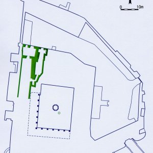 Náměšť nad Oslavou 2007. Půdorys zámku s vyznačením středověkých (13. – pol. 16. stol.) reliktů zdiva (zelená barva; tmavozelená barva podle P. Kroupy – 2003, 92; 2004, 68) ve 2. suterénním patře sklepů (podle zaměření a plánové dokumentace Geodézie Brno, s. p.).