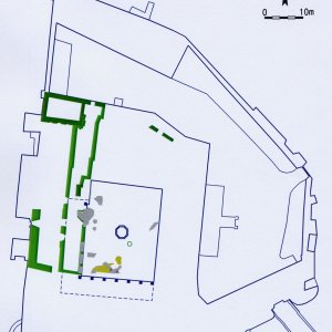 Náměšť nad Oslavou 2007. Půdorys zámku s  vyznačením středověkých (13. – pol. 16. stol.) reliktů zdiva (zelená barva; tmavozelená barva podle P. Kroupy – 2003, 92; 2004, 68) v 1. suterénním patře sklepů a 1. přízemním patře (podle zaměření a plánové dokumentace Geodézie Brno, s. p.). Situaci doplňují relikty středověkých vrstev (žlutá barva) a kamenného zdiva (šedá barva) odkryté na nádvoří během archeologického výzkumu.